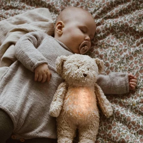Moonie Veilleuses Pour Bébé L'ourson Magique En Coton Bio, Sons Et Lumières 3 Moonie Veilleuses Pour Bébé L'ourson Magique En Coton Bio, Sons Et Lumières – Image 3