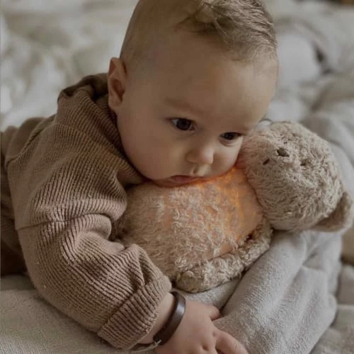 Moonie Veilleuses Pour Bébé L'ourson Magique En Coton Bio, Sons Et Lumières 4 Moonie Veilleuses Pour Bébé L'ourson Magique En Coton Bio, Sons Et Lumières – Image 4